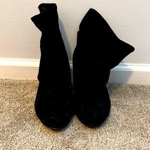 Steve Madden black booties size 8.5
